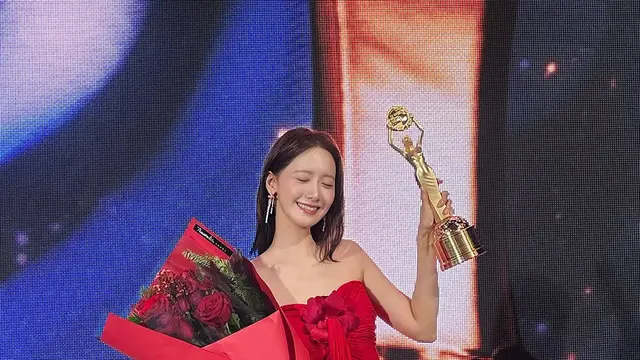 Yoongphrodite is Back, Im Yoona Tampil Menyala dengan Gaun Merah di Blue Dragon Film Awards ke-46