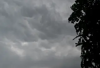 Awan tebal menjelang hujan lebat disertai angin kencang atau cuaca ekstrem. (Foto: Liputan6.com/Muhamad Ridlo)