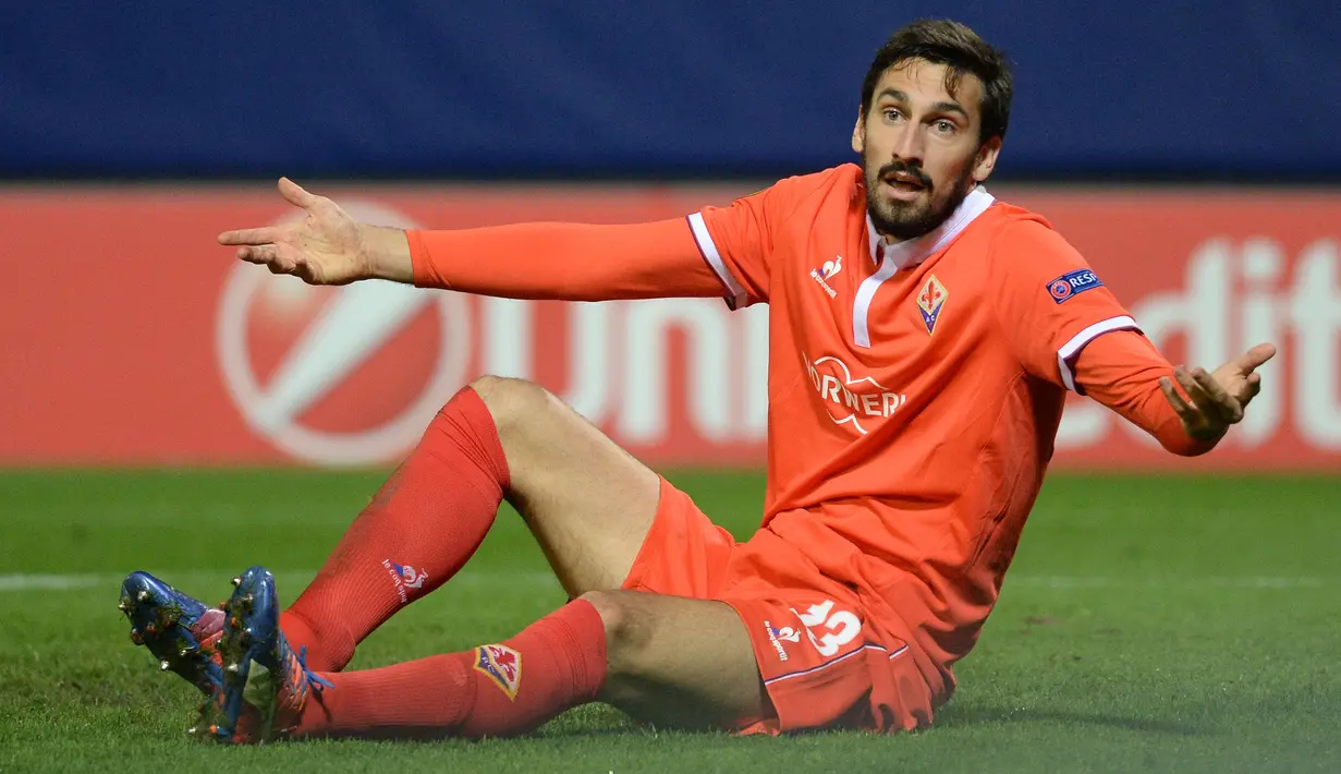 10. Davide Astori (Fiorentina) - La Viola akhirnya memensiunkan nomor 13. Hal tersebut dilakukan untuk menghormati kematian sang kapten yang terjadi secara mendadak sebelum laga melawan Udinese pada Minggu, 4 maret 2018. (AFP/Michal Cizek)