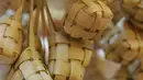 Ketupat tentu bukan makanan yang asing, karena makanan berbahan dasar beras yang dibungkus dengan anyaman daun kelapa yang masih muda ini sangat identik dengan Hari Raya Lebaran Idul Fitri. (Istimewa)