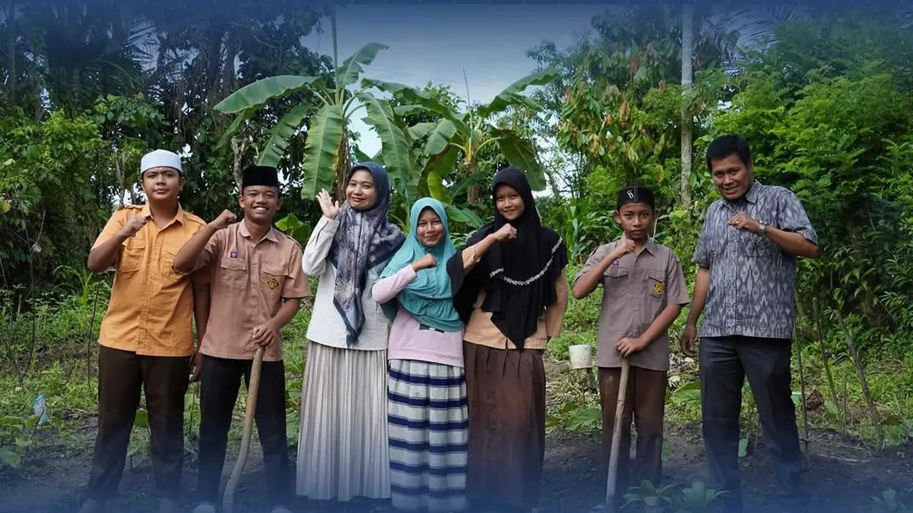 Dayah Diniyah Darussalam membangun Kebun Meutuah, sebuah kebun ekologi yang menjadi sarana praktik langsung bagi para santri.