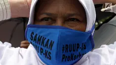 Massa Kolaborasi Nasional mengenakan masker saat mengikuti aksi di depan Gedung DPR/MPR, Jakarta, Selasa (17/9/2019). Massa yang mayoritas kaum hawa mendesak DPR segera mengesahkan Rancangan Undang-Undang (RUU) Penghapusan Kekerasan Seksual (PKS). (Liputan6.com/JohanTallo)