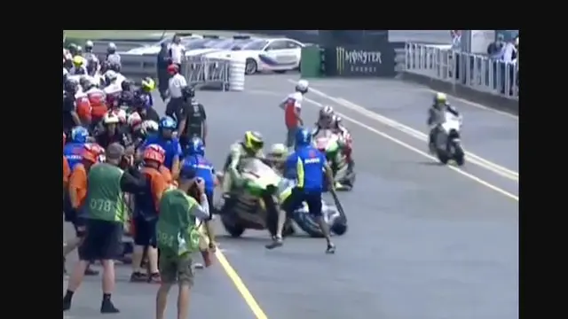 Andrea Iannone mengalami kecelakaan di jalur pit pada MotoGP Ceko