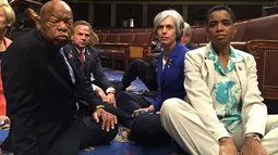 Aksi protes anggota dewan Partai Demokrat Amerika Serikat dengan duduk di lantai pada kongres di Dewan Perwakilan Rakyat AS, Rabu (22/6). Mereka mendesak pimpinan DPR melakukan voting soal pengendalian senjata. (REUTERS/U.S. Rep.John Yarmuth/Handout)