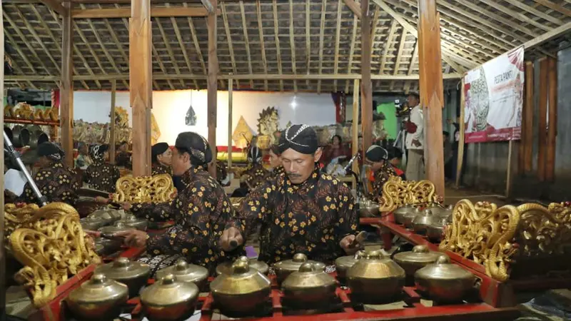 Sukarelawan Ganjar Milenial Center Daerah Istimewa Yogyakarta (GMC DIY) sukseskan acara tahunan warga Kabupaten Gunungkidul, Selasa (11/7/23). Acara bertajuk "Pesta Panen dan Pagelaran Wayang Kulit" ini berlangsung di Saptosari, Kabupaten Gunungkidul, DIY