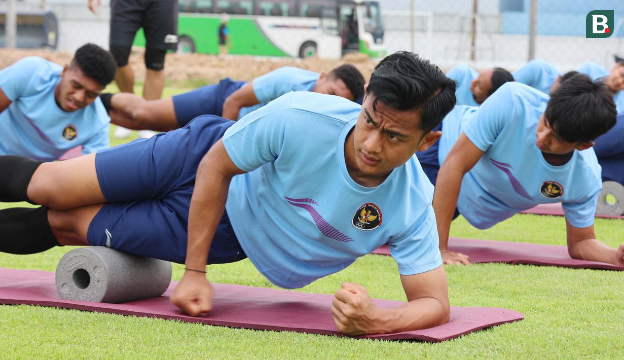 <p>Pemain Timnas Indonesia U-22, Pratama Arhan, saat sesi latihan di Visakha Training Center, Kamboja, Selasa (2/4/2023). Latihan tersebut merupakan persiapan jelang laga melawan Myanmar di SEA Games 2023. (Bola.com/Abdul Aziz)</p>