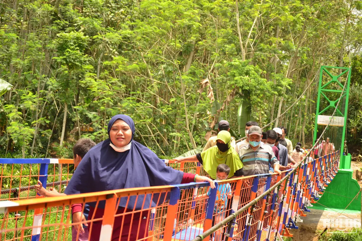 BRI membantu pembangunan jembatan gantung di Malang, Jawa Timur. Pembangunan jembatan yang dibangun menghubungkan Desa Druju, Kecamatan Sumbermanjing Wetan dan Desa Kemulan, Kecamatan Turen.