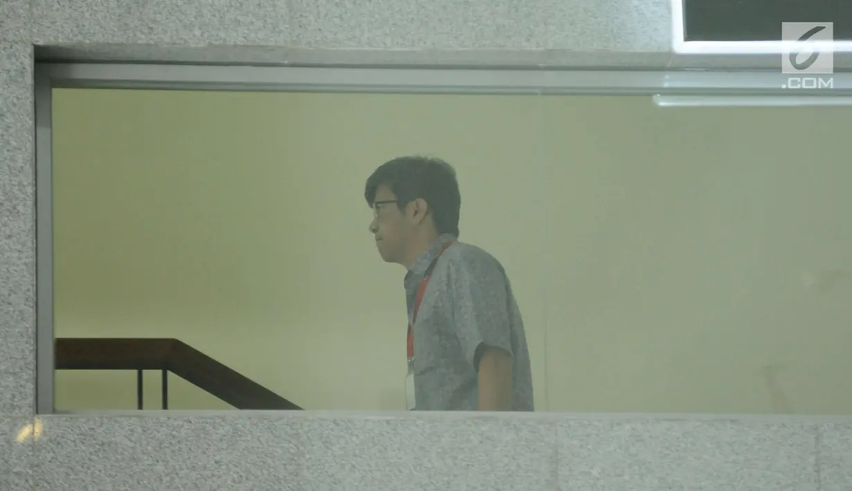 Direktur Utama PT Quadra Solution, Anang Sugiana Sudihardjo tiba untuk menjalani pemeriksaan di Gedung KPK, Jakarta, Senin (6/11). Anang diperiksa sebagai tersangka kasus dugaan korupsi proyek e-KTP. (Liputan6.com/Helmi Fithriansyah)