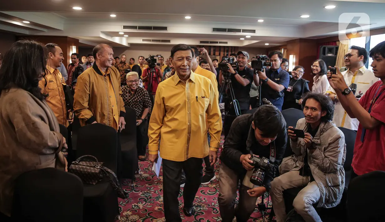 Ketua Dewan Pembina Partai Hanura Wiranto bersiap memberikan keterangan terkait kisruh Partai Hanura di Jakarta, Rabu (18/12/2019). Dalam penjelasannya, Wiranto menyatakan mundur dari Pembina Partai Hanura demi menghindari konflik dengan pengurus Partai. (Liputan6.com/Faizal Fanani)