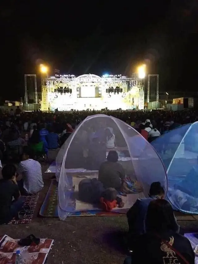 8 Potret Kelakuan Absurd Orang Saat Nonton Konser Ini Bikin Geleng Kepala