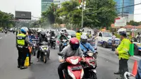 Penyemprotan disinfektan di Surabaya, Jawa Timur. (Foto: Liputan6.com/Dian Kurniawan)