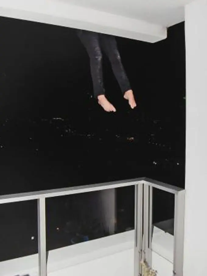 [Bintang] Wanita Ini Jatuh dari Lantai 14 Usai Kencani Pria dari Tinder