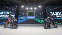 Duet pembalap Monster Energy Yamaha, Fabio Quartararo (kiri) dan Alex Rins saat tampil pada perkenalan motor baru Yamaha untuk mengarungi MotoGP 2026 di Jakarta, Rabu (21/1/2026). Monster Energy Yamaha resmi memperkenalkan motor baru mereka untuk mengarungi MotoGP 2026. (Bola.com/M Iqbal Ichsan)