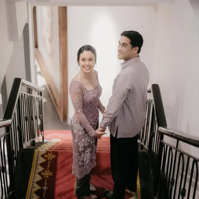 6 Pesona Anggika Bolsterli Tunangan setelah 7 tahun Pacaran, Tampil Anggun Berkebaya Ungu