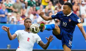 Pemain Prancis Kylian Mbappe melakukan tembakan sementara pemain Ingrris Ezri Konsa bertahan selama pertandingan sepak bola perebutan tempat ketiga Piala Dunia antara Prancis dan Inggris di Miami Gardens, Florida, Sabtu, 18 Juli 2026. (AP Photo/Rebecca Blackwell)