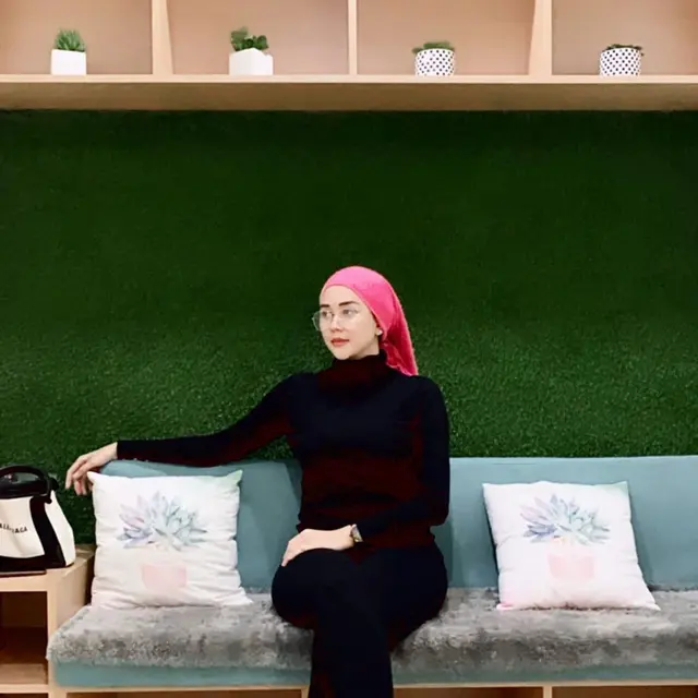 6 Gaya Aura Kasih dalam Balutan Hijab, Bikin Pangling