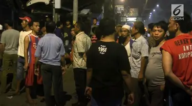 Tawuran warga di tempat  pemakaman umum, Prumpung, Jatinegara, Jakarta Timur, 1 orang tewas terkena sabetan senjata tajam 