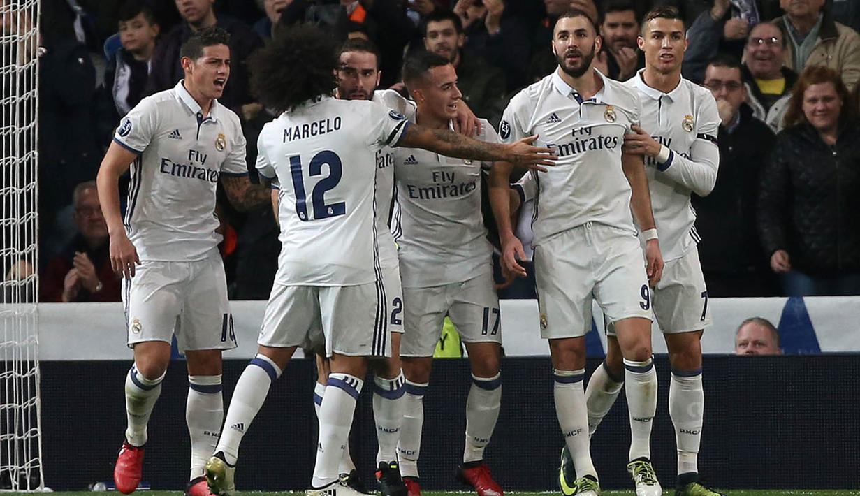 Pemain Real Madrid merayakan gol yang dicetak Karim Benzema ke gawang Dortmund. Madrid sempat unggul 2-0 atas Dortmund berkat dua gol Benzema. (Reuters/Juan Medina)