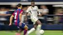 Pemain depan Real Madrid Vinicius Jose Paixao (kanan) mencoba menggiring bola melewati bek FC Barcelona Sergino Dest dalam laga pramusim bertajuk Soccer Champions Tour di AT&T Stadium, Texas, Amerika Serikat, Minggu (30/7/2023) dini hari WIB. (AP Photo/Jeffrey McWhorter)