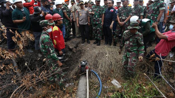 Kapolri Jenderal Tito Karnavian dan Panglima TNI Marsekal Hadi Tjahjanto meninjau kebakaran hutan. (Dokumentasi BNPB)
