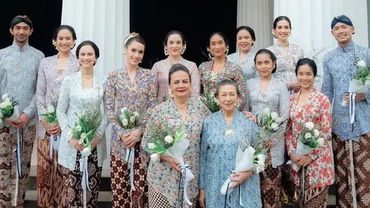 6 Potret Cantik Anggun Para Artis Tampil di Monolog 'Terbitlah Terang', Kompak Pakai Kebaya Klasik dengan Kain Jarik Batik