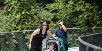 Narova Morina Sinaga atau lebih dikenal dengan Momo Geisha sedang menikmati liburan di Singapura. Tidak sendiri, tapi juga bersama dengan dua anaknya. Berikut beberapa potretnya. [Instagram/therealmomogeisha]