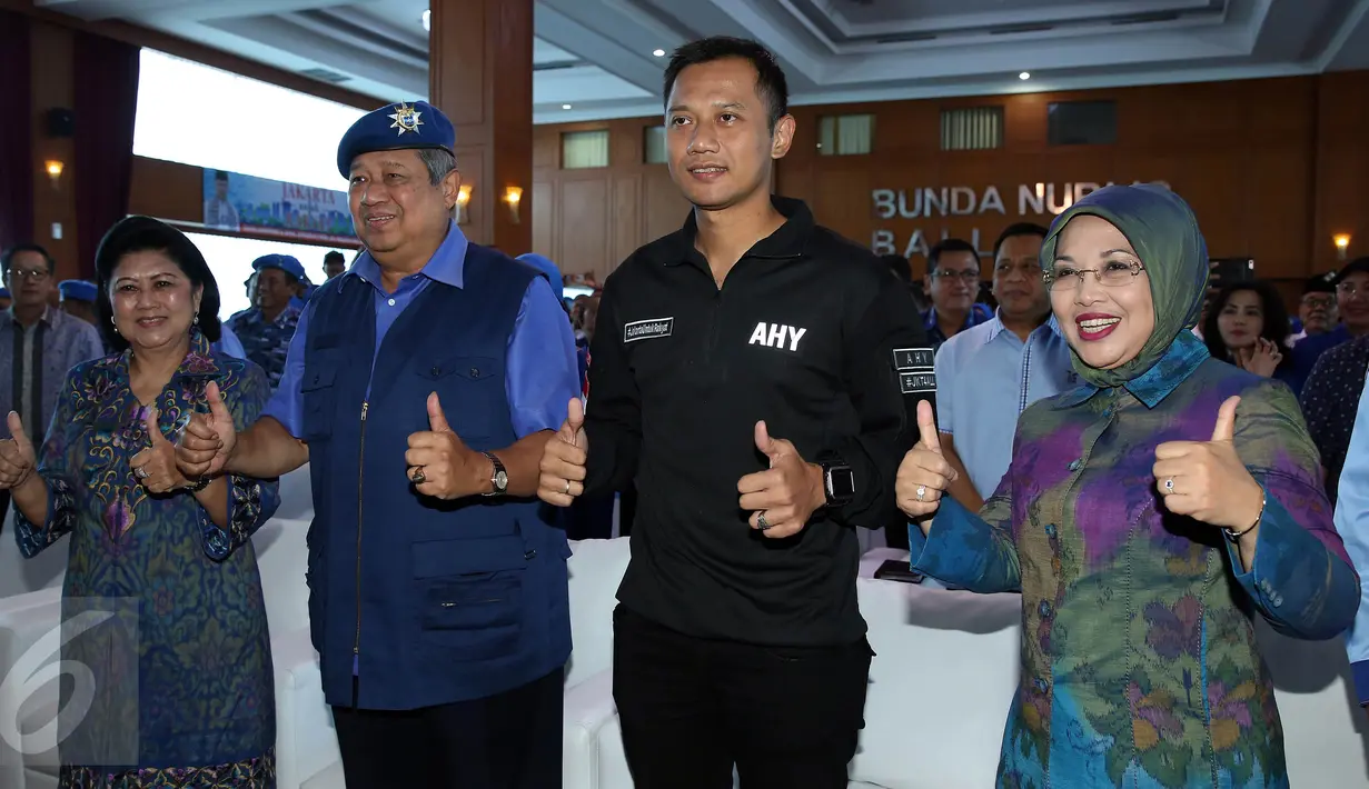 Presiden keenam, Susilo Bambang Yudhoyono (SBY) serta pasangan cagub-cawagub DKI, Agus Harimurti Yudhoyono-Sylviana Murni saat acara konsolidasi dengan para relawan Agus-Sylviana di kawasan Pramuka, Jakarta, Rabu (5/10). (Liputan6.com/Johan Tallo)