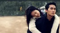 Song Seung Hun dan Song Hye Kyo bermain dalam drama tragedi Autmn in My Heart (2000).