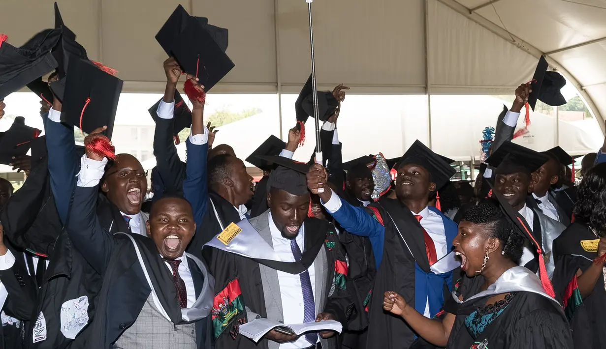 Ekspresi kegembiraan para wisudawan dan wisudawati saat mengikuti upacara wisuda ke-68 di Universitas Makerere di Kampala, Uganda (19/1). (AFP Photo/Michele Sibiloni)