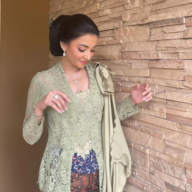 Tsania Marwa mengenakan kebaya (Instagram/tsaniamarwa54)
