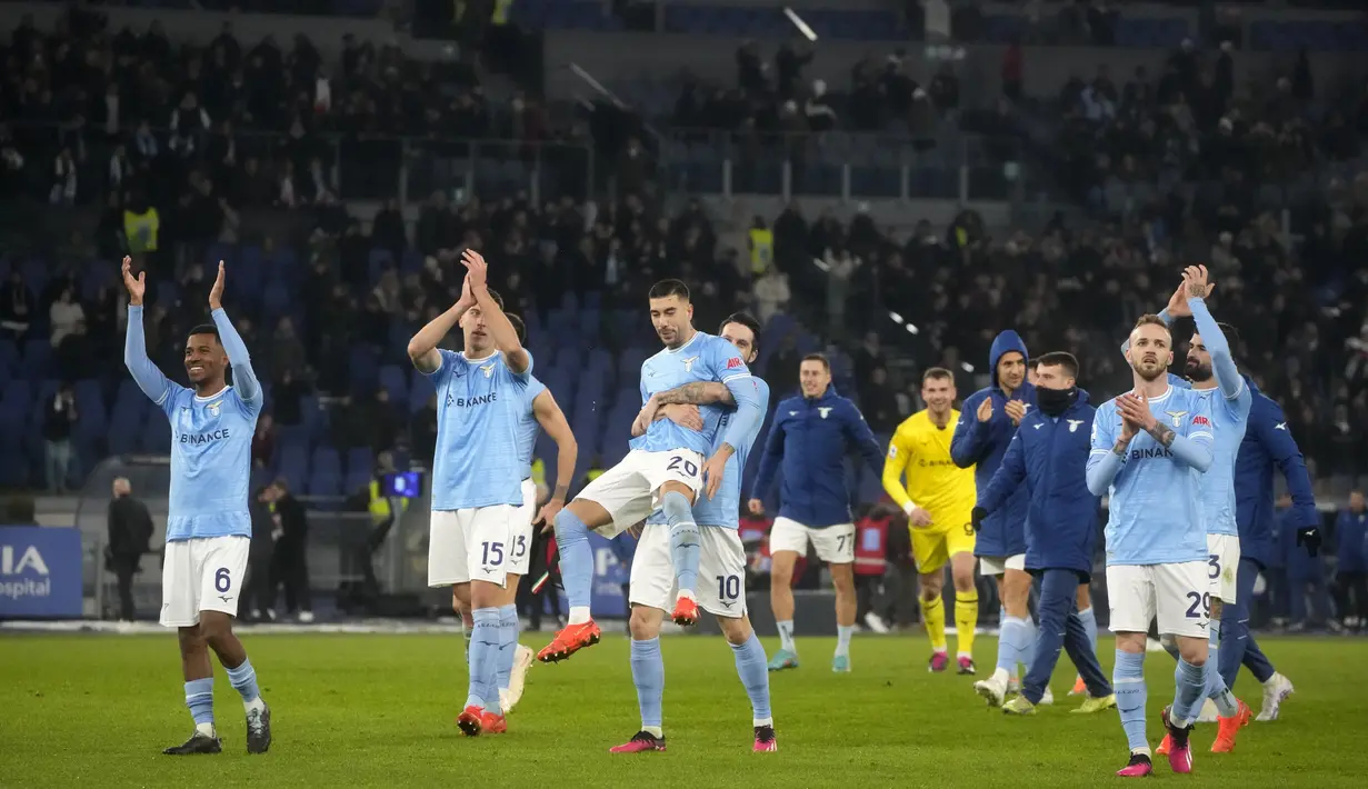Para pemain Lazio melakukan selebrasi usai mengalahkan AC Milan pada pertandingan lanjutan Liga Serie A Italia di Stadion Olimpiade di Roma, Rabu (25/1/2023). Kemenangan ini membuat Lazio naik ke peringkat tiga klasemen dengan 37 poin. (AP Photo/Gregorio Borgia)
