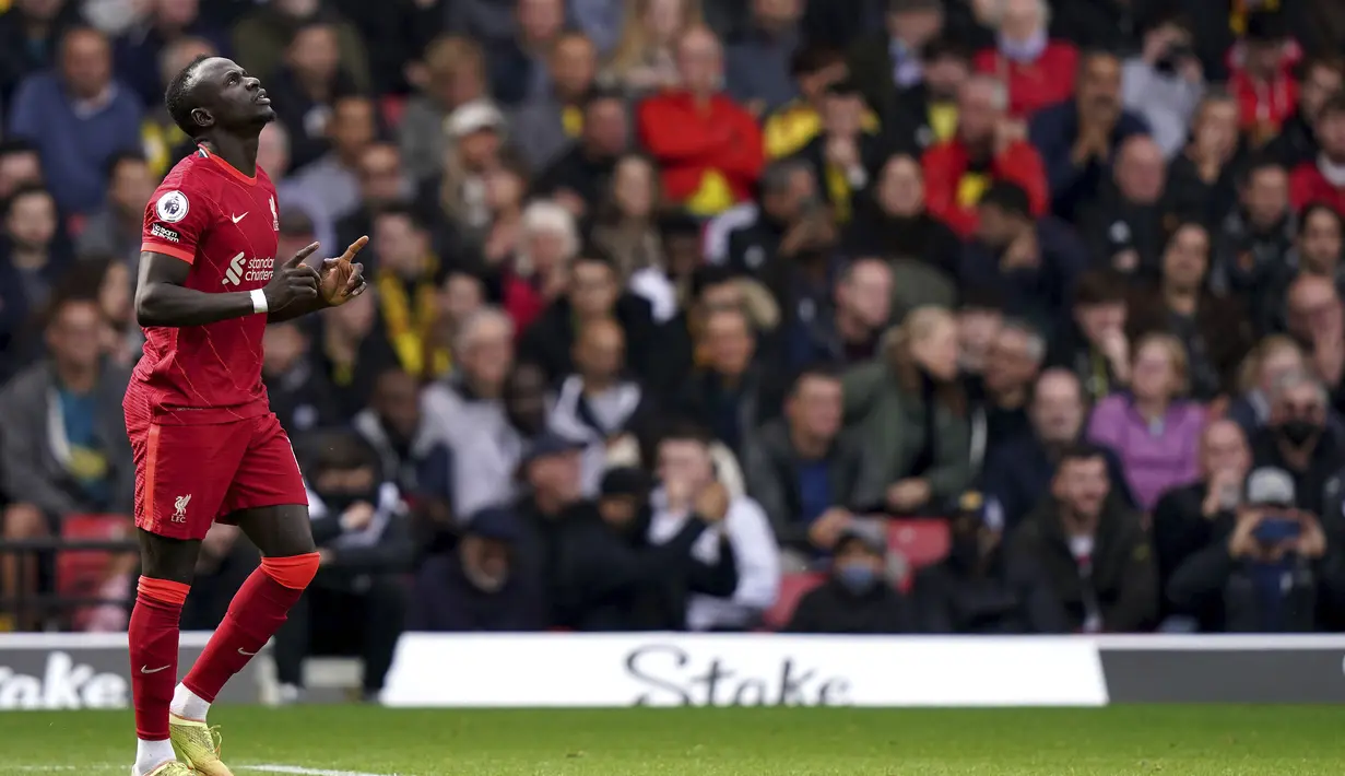 Liverpool sudah unggul 1-0 pada menit ke-9 melalui Sadio Mane. Tendangan kaki kanannya usai menerima umpan Mohamed Salah tak mampu diantisipasi kiper Watford, Ben Foster. (PA via AP/Tess Derry)