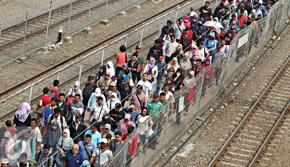 Penumpang memadati peron di Stasiun Tanah Abang, Jakarta, Senin (4/1). Usai Libur Panjang, warga Ibu Kota kembali beraktivitas seperti biasa, yang ditandai dengan kepadatan di stasiun, jalan, serta gedung perkantoran. (Liputan6.com/Immanuel Antonius)