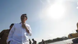Rabu (6/8/14), Gubernur DKI Jakarta Jokowi meninjau lokasi waduk Marunda yang sempat terhenti akibat pembebasan lahan yang masih bermasalah, Jakarta. (Liputan6.com/Herman Zakharia)