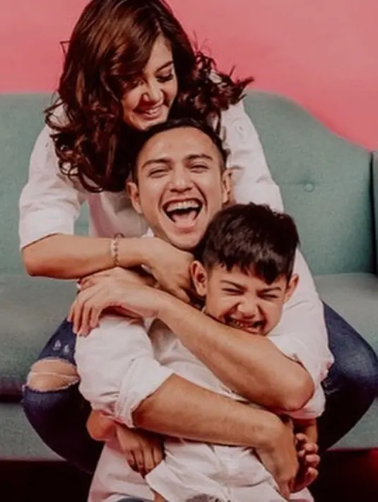 Menggunakan bahasa Arab dalam Ijab Qabulnya ini bukan tanpa alasan. Kabarnya, ini sudah menjadi permintaan kedua belah pihak. Rifky Balweel, pria berketurunan Arab dan Biby Alraen si wanita berdarah Pakistan. (Instagram/rifkybalweel)