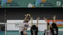 Pemain Indonesia Ramzil Huda membalikan bola dari lawan tim bola voli Jepang di kualifikasi bola voli 18th Asian Games Invitation Tournament di Tennis Indoor Senayan, Jakarta, Senin (12/2). Indonesia menang dengan skor 3-2. (Liputan6.com/Faizal Fanani)