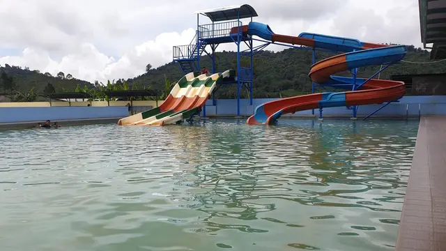 Arena kolam renang air hangat Tirta Anyar Kamojang yang bisa dinikmati pengunjung untuk terapi dan relaksasi. (Liputan6.com/Jayadi Supriadin)