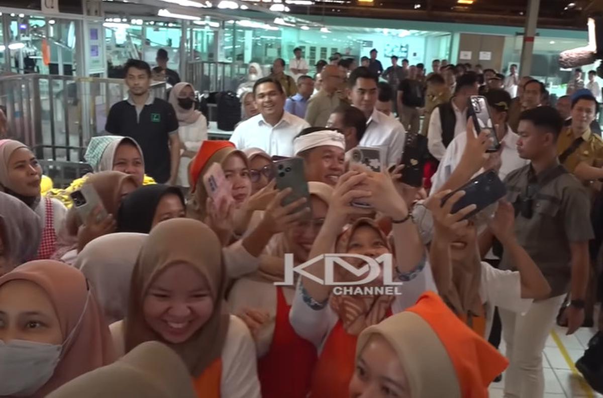 Kasih Sayang Dedi Mulyadi Saat Sambangi Pabrik, Elus-elus Kepala Karyawan 'Upahnya Masih Kecil Rp2,4 yang Penting Ada Kerjaan'