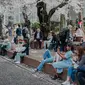 Para pengunjung menikmati sakura mekar di Taman Ueno, Tokyo, Sabtu (25/3/2023). Memasuki musim semi di Jepang, warga hingga turis mancanegara berbondong-bondong menikmati keindahan dari bunga sakura yang mekar. (Liputan6.com/Faizal Fanani)