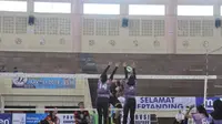 Putri Bank Jatim (ungu) menang 3-0 atas Badak LNG Bontang 3-0 dalam lanjutan Pul P Kejuaraan PGN Livoli 2018 di GOR Ki Mageti, Magetan, Selasa (30/10/2018). (foto: PBVSI)