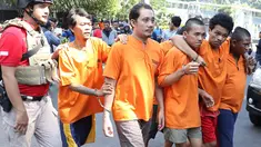 Petugas kepolisian menggiring tersangka yang ditangkap dalam Operasi Cipta Kondisi di Mapolda Metro Jaya, Jakarta, Jumat (6/7). Polisi menciduk 387 orang karena diduga terkait kasus pencurian dengan kekerasan. (Liputan6.com/Immanuel Antonius)