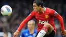 Striker Manchester United Javier Hernandez mengontrol bola pada partai lanjutan Liga Premier melawan Everton di Goodison Park, Liverpool, 29 Oktober 2011. AFP PHOTO/ANDREW YATES