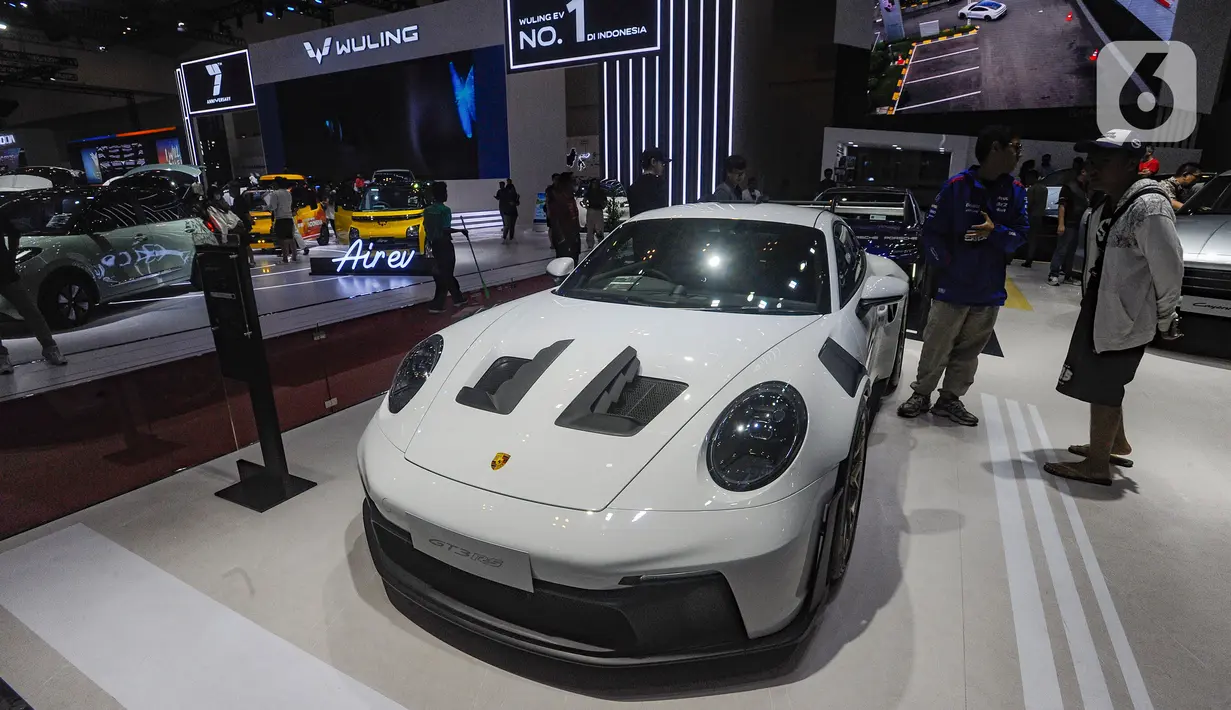 Pengunjung melihat mobil mewah Porsche GT3 RS pada pameran otomotif GAIKINDO Indonesia International Auto Show (GIIAS) 2024 di Indonesia Convention Exhibition (ICE) BSD Tangerang, Banten, Jumat (19/7/2024). (merdeka.com/Arie Basuki)
