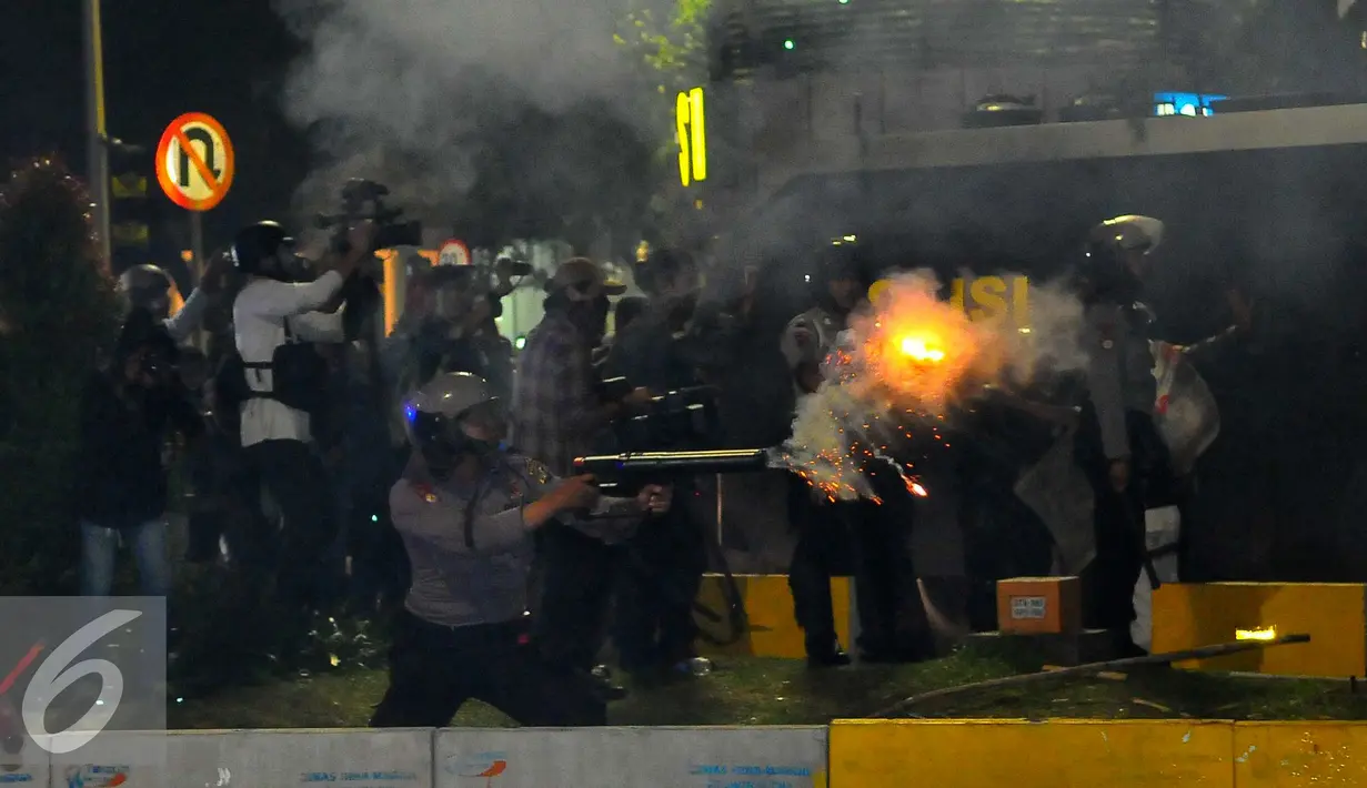 Polisi menembakkan gas air mata ke arah massa Aksi Damai 4 November saat terlibat bentrok, Jakarta, Jumat (4/11). Belum diketahui apa yang menyebabkan terjadinya bentrokan dari aksi yang awalnya damai ini. (Liputan6.com/Angga Yuniar)