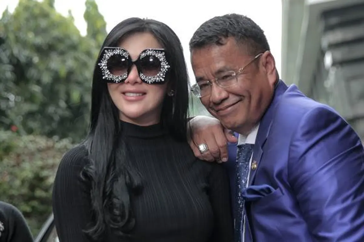 [Bintang] Syahrini dan Hotman Paris Hutapea