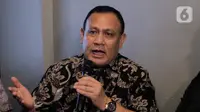 Ketua nonaktif KPK Firli Bahuri menyampaikan keterangan di salah satu cafe di Jakarta Timur, Selasa (19/12/2023). Keterangan tersebut berkaitan dengan putusan praperadilan terkait penetapan tersangka dirinya dalam kasus dugaan pemerasan mantan Menteri Pertanian Syahrul Yasin Limpo (SYL). (Liputan6.com/Herman Zakharia)