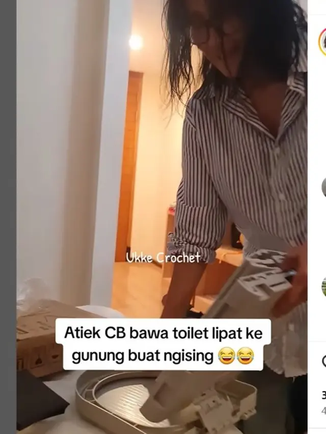 Aksi Kocak Atiek CB Peragakan Cara Pakai Toilet Portabel untuk BAB di Gunung. (dok.Instagram @ukkeday/https://www.instagram.com/p/DMHXzMYzNzB/Henry)