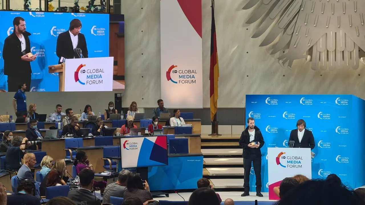 Mstyslav Chernov dan Evgeniy Maloletka Chernov mendapat Freedom of Speech Award di DW Global Media Forum 2022 (Liputan6.com/Irna Gustiawati)