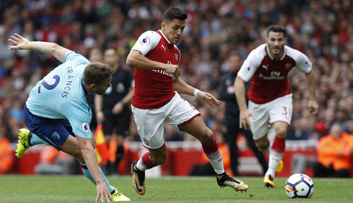 Penyerang Arsenal, Alexis Sanchez, berusaha melewati bek Bournemouth, Simon Francis, pada laga Premier League di Stadion Emirates, London, Sabtu (9/9/2017). Arsenal menang 3-0 atas Bournemouth. (AFP/Ian Kington)