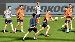 Para pemain Glasgow Rangers saat sesi latihan jelang laga Liga Europa di Leverkusen, Jerman, Rabu (5/8/2020). Glasgow Rangers akan menghadapi tuan rumah Bayer Leverkusen. (AP Photo/Martin Meissner)